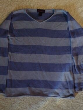 Denim and Co. Size Small V-Neck Knit Sweater Shirt Sweatshirt Light Blue Striped
